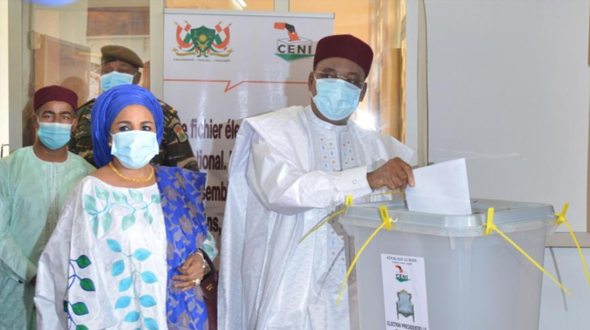 尼日尔举行总统和议会选举