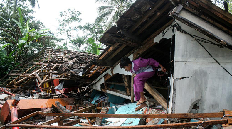 印尼东爪哇省：地震过后