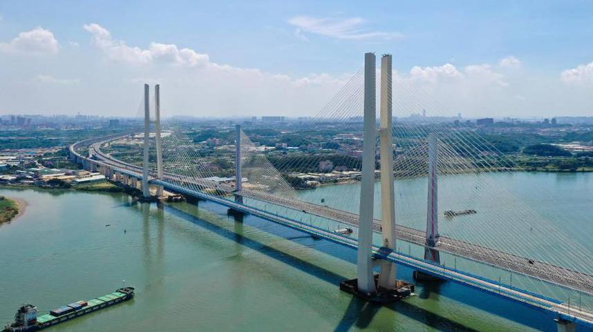 广州南沙港铁路跨西江特大斜拉桥完成左线铺轨