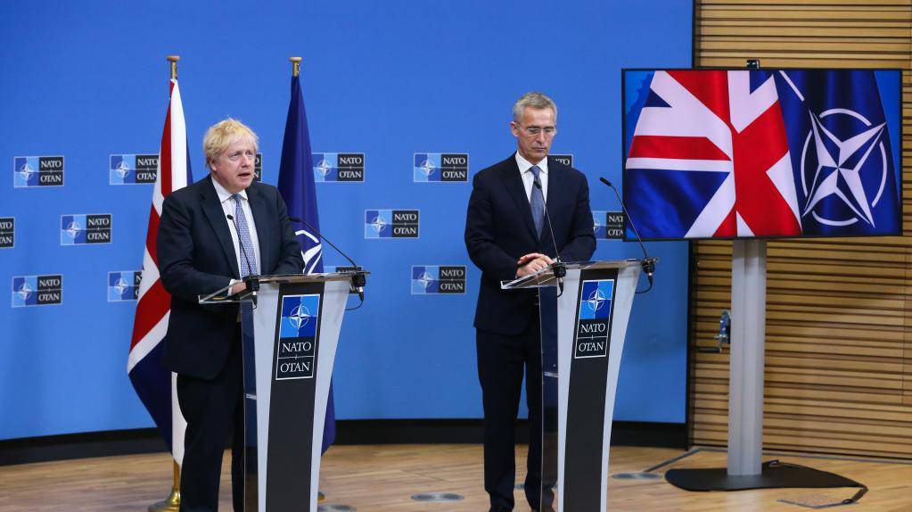 英国首相与北约秘书长举行新闻发布会