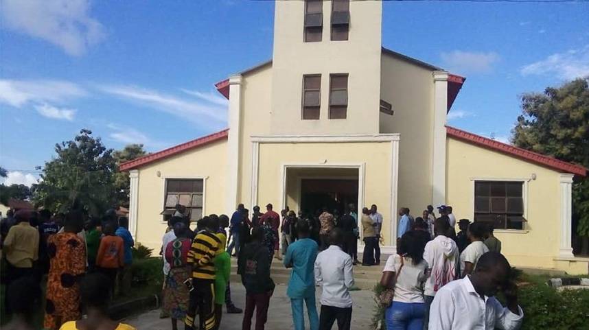 尼日利亚西南部一教堂遭袭数十人死亡