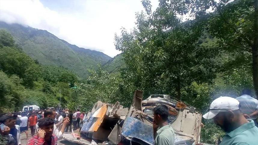 印度北部一公共汽车坠入山谷致12人死亡