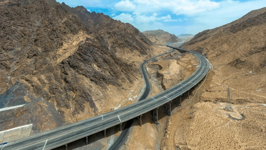 第三条进出新疆高速公路通车