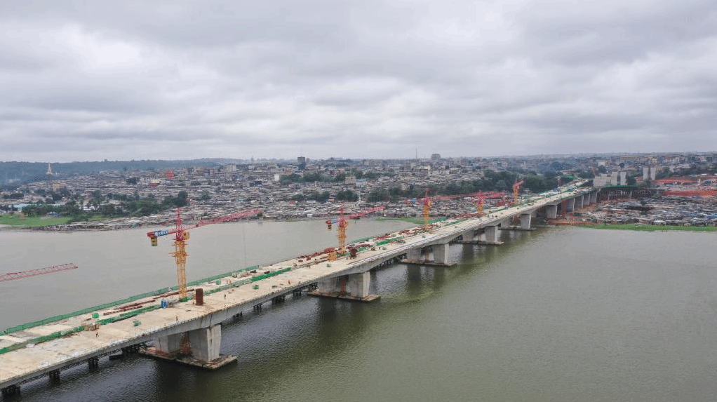 中企承建的科特迪瓦阿比让四桥项目邦科湾主桥合龙