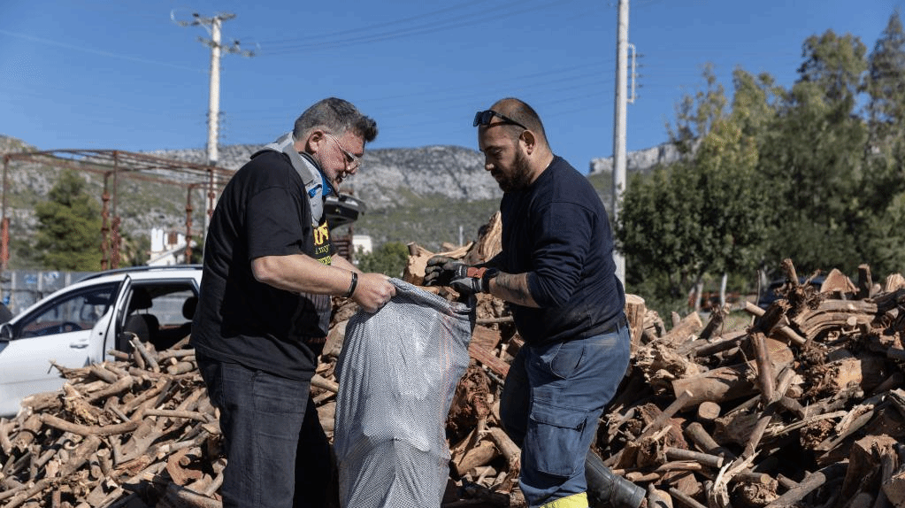 希腊：领取免费木柴