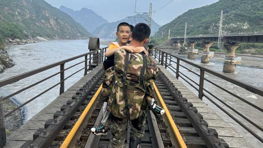 “走，我们回家”——北京丰沙铁路线最后一批滞留旅客转运见闻