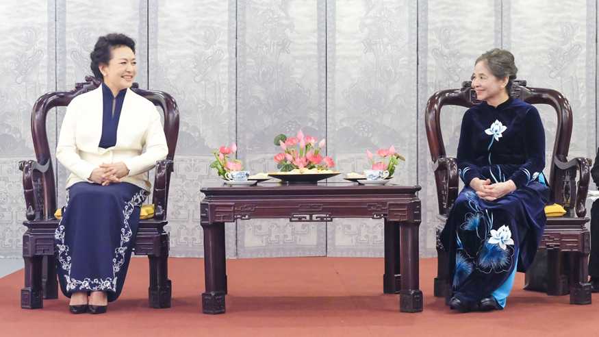 彭丽媛同越共中央总书记夫人吴氏敏参观越南妇女博物馆并茶叙