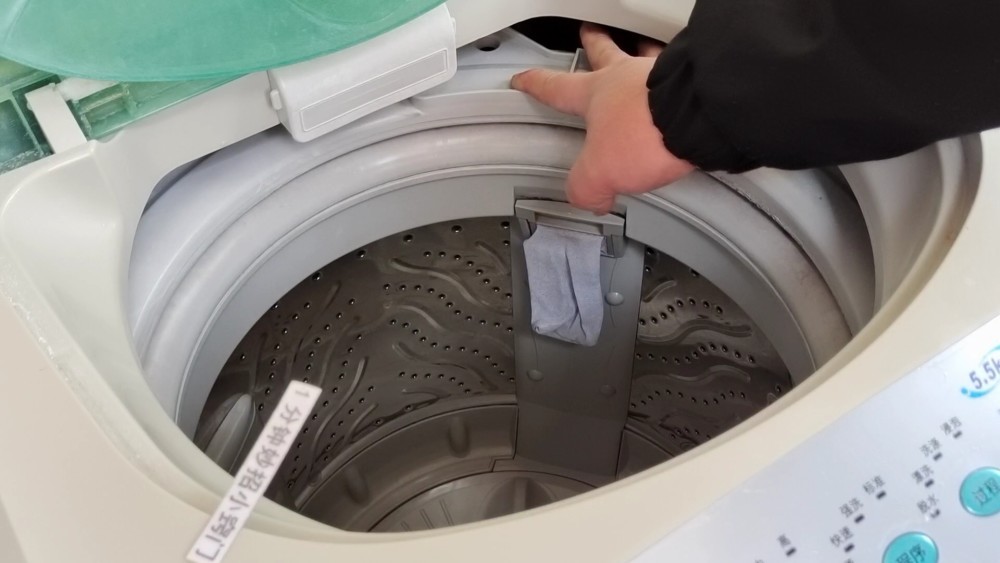 洗衣机里面很脏 撒上一把 多脏的洗衣机都洁净如新