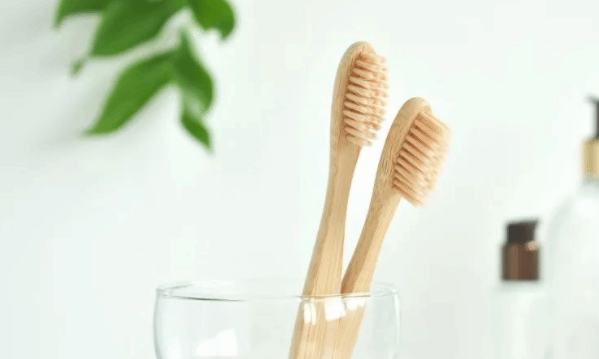 裸放在厕所的牙刷好恶心，给戴个牙刷套更卫生吗
