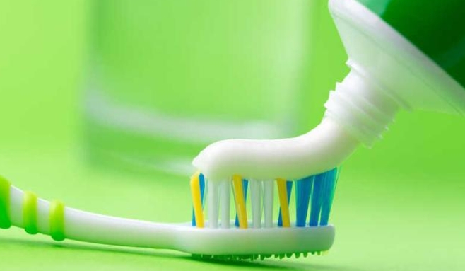 刷完牙后吃啥都是苦的 是牙膏的问题吗