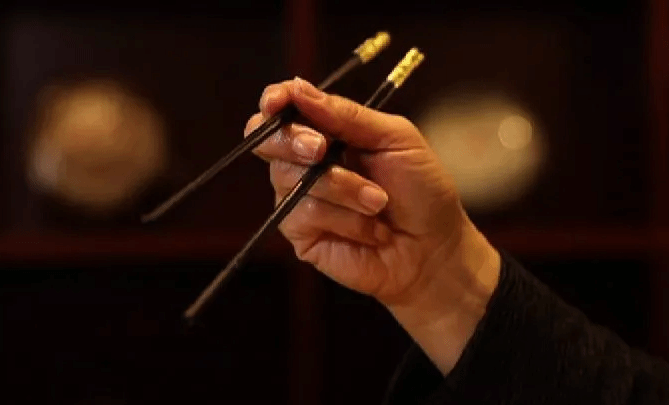 使用筷子时的这“八大禁忌”你都知道吗