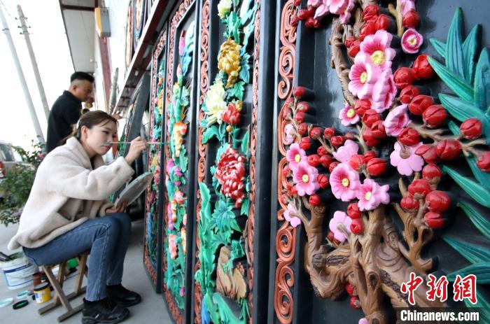 图为在河北省邯郸市永年区古建材料集散地，从业者正在创新进行彩雕产品绘制。　赵明 摄