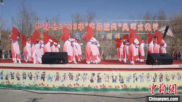 新疆和静县首届“筝舞蓝天”风筝文化节开幕式现场。　毛阿拉腾图雅 摄