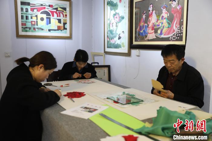 图为刘宪堂教学生制作堆绣。　定陶融媒体中心供图