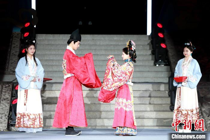 两位身着古代婚服的新人现场进行互动婚礼表演。　梁犇 摄