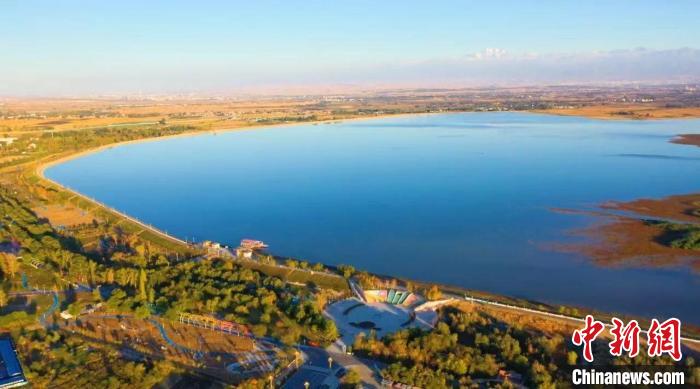 青格达湖自然保护区拥有17平方公里水域面积、10平方公里湿地。　齐琳洁 摄