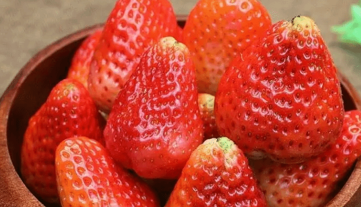 你吃上冬天的第一颗草莓了吗？应该怎么吃