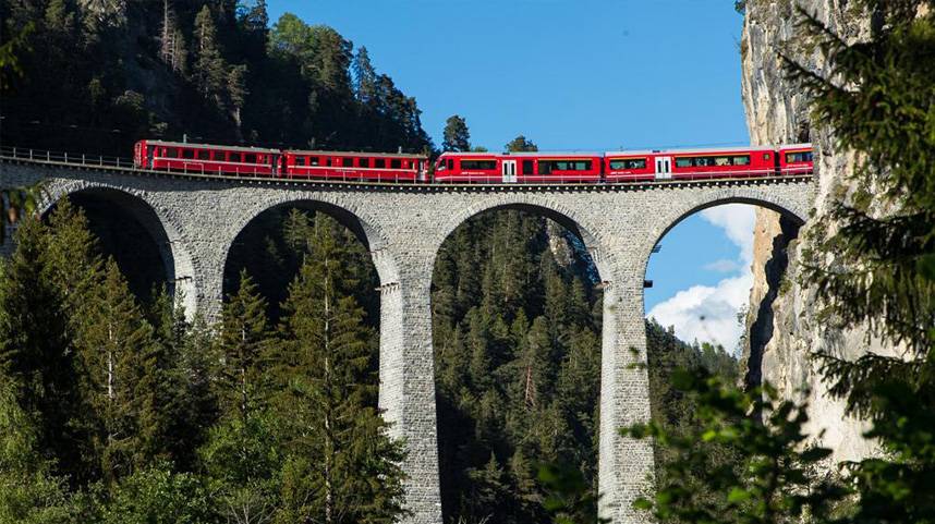 穿行瑞士阿尔卑斯山间的列车
