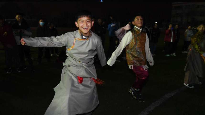 武汉藏族学生用青春热舞欢度藏历新年