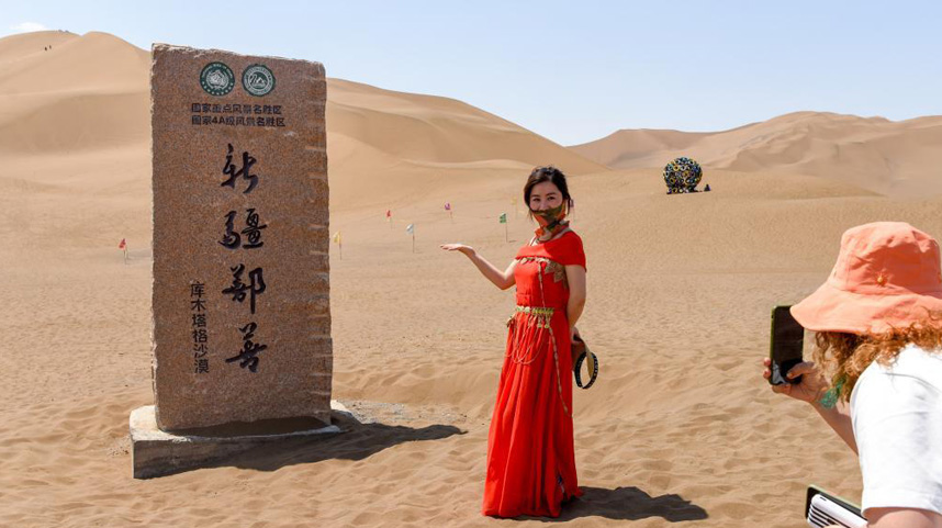 新疆：沙漠旅游渐热