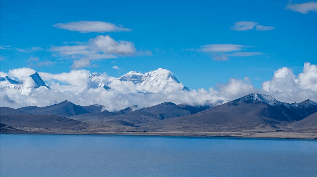 西藏：夏日普莫雍错美景如画