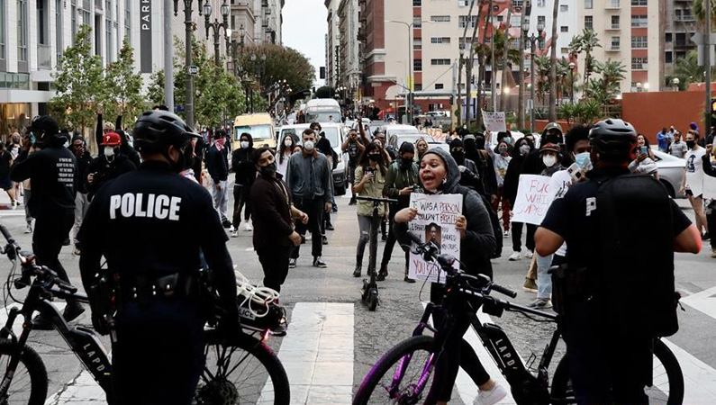 美国洛杉矶示威发展为骚乱