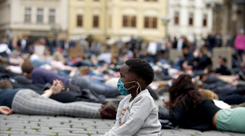捷克举行示威游行抗议种族歧视