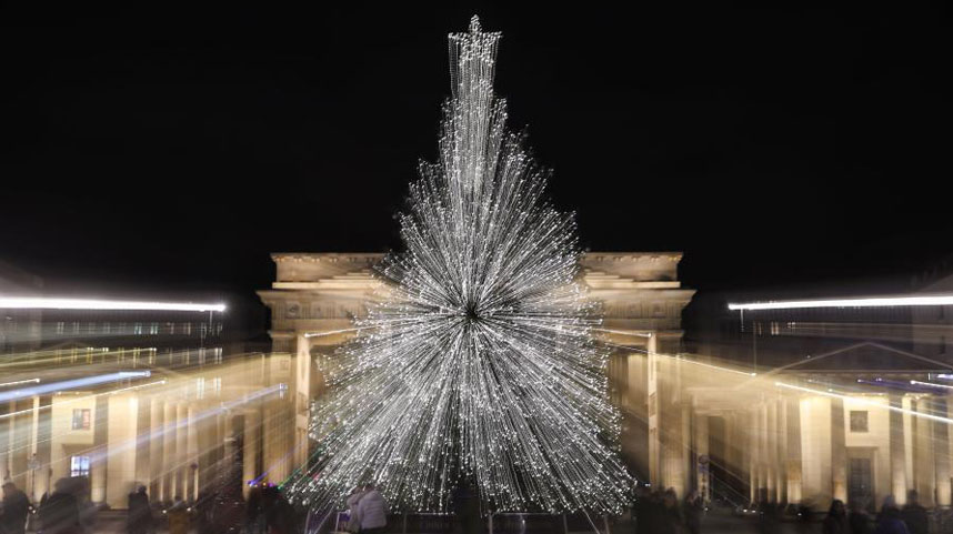 柏林勃兰登堡门点亮圣诞树