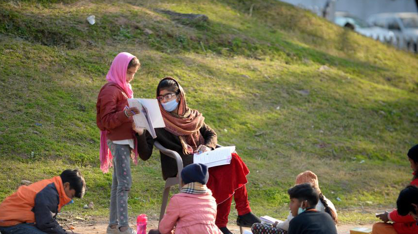 巴基斯坦：国际教育日前的户外课堂