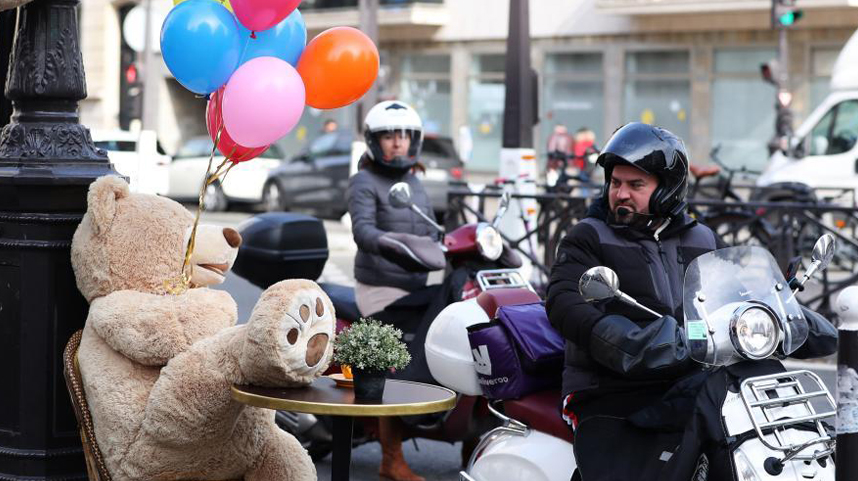 巴黎：餐馆关门 大熊捧场