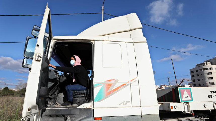 巴勒斯坦的首位拖挂货车女司机