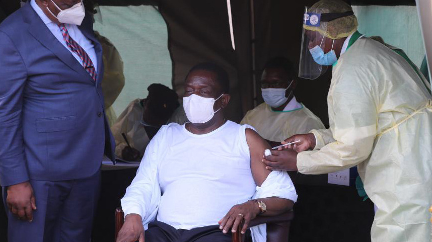 津巴布韦总统姆南加古瓦接种中国疫苗