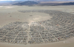 美国7万人跑到沙漠建一座狂欢之城然后烧毁