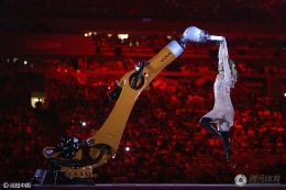 震撼！截肢美女运动员与机械臂斗舞