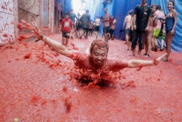 西班牙举办番茄节狂欢者番茄池里湿身大战