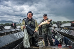 中俄边境小渔村 渔民每天劳作16小时
