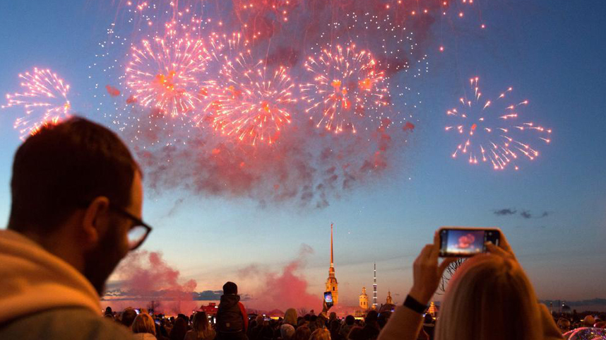圣彼得堡燃放烟花纪念卫国战争胜利76周年
