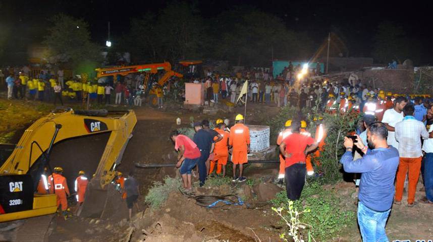 印度中央邦一口井发生塌陷 已造成11人死亡