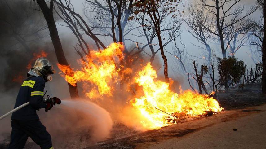 希腊首都北部发生山火致数千人撤离