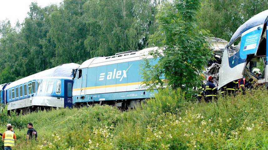 捷克发生火车相撞事故致3死数十伤