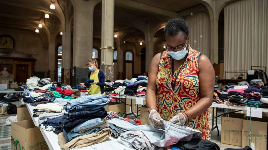 法国里尔：为阿富汗难民捐赠衣物