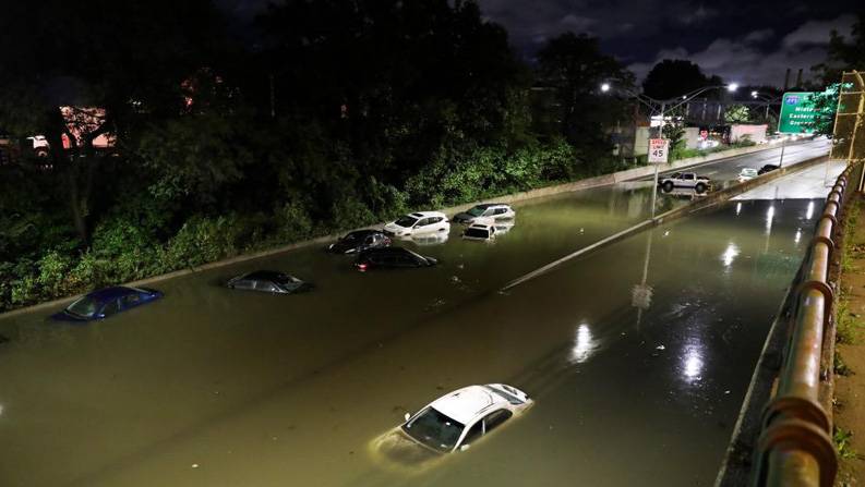 飓风“艾达”引发暴雨洪水 纽约州进入紧急状态