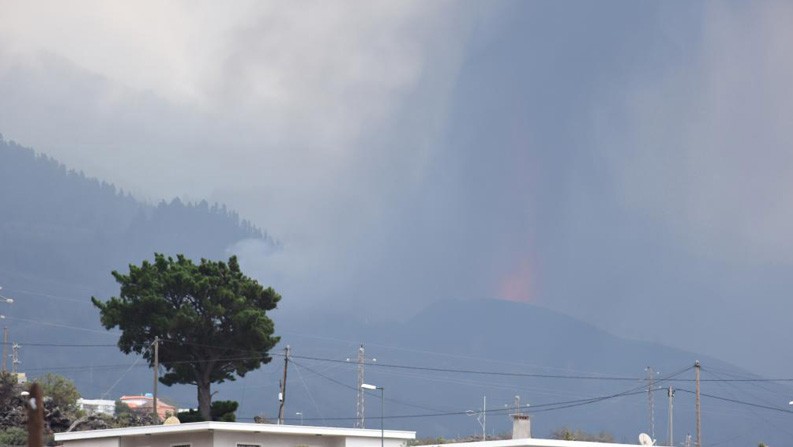 西班牙拉帕尔马岛火山持续喷发