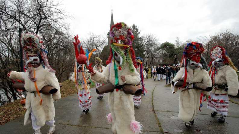 罗马尼亚：传统歌舞迎新年