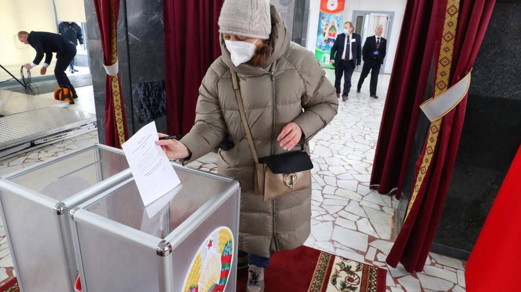 白俄罗斯举行修宪全民公投