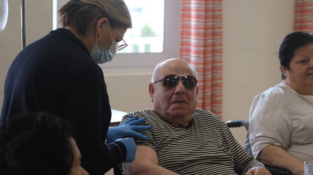马耳他开始为老年人接种新冠疫苗第四针