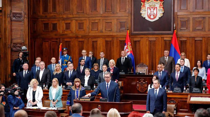 塞尔维亚总统武契奇宣誓就职