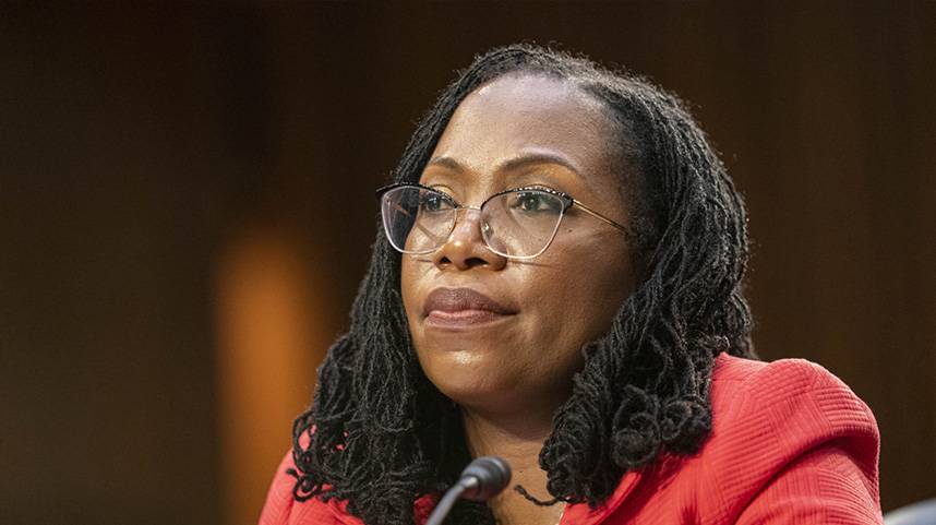 美国联邦最高法院迎来首位非洲裔女性大法官