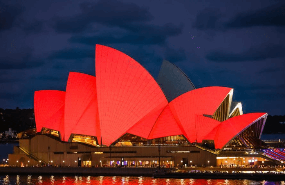 悉尼歌剧院点亮“中国红”