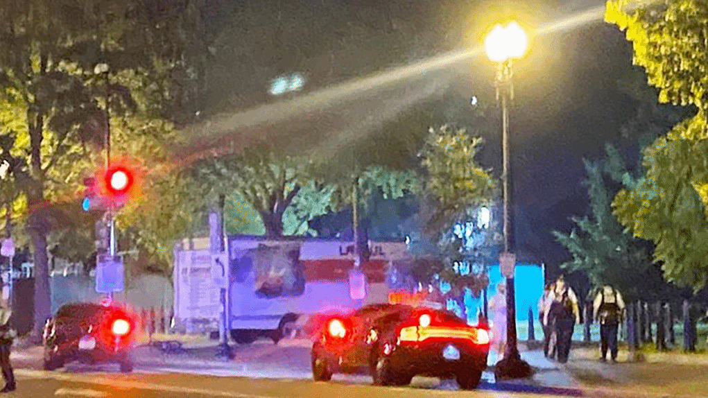 白宫附近安全护栏遭卡车冲撞 司机被捕